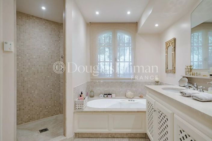 Image No.11-5 Bed House for sale