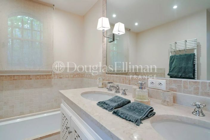 Image No.13-5 Bed House for sale