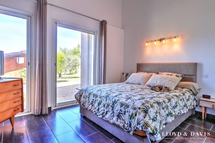 Image No.13-4 Bed Property for sale