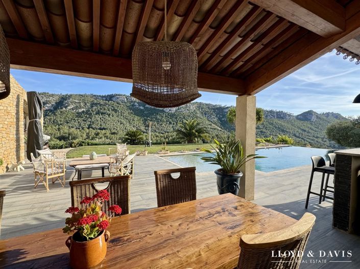 Image No.4-4 Bed Property for sale