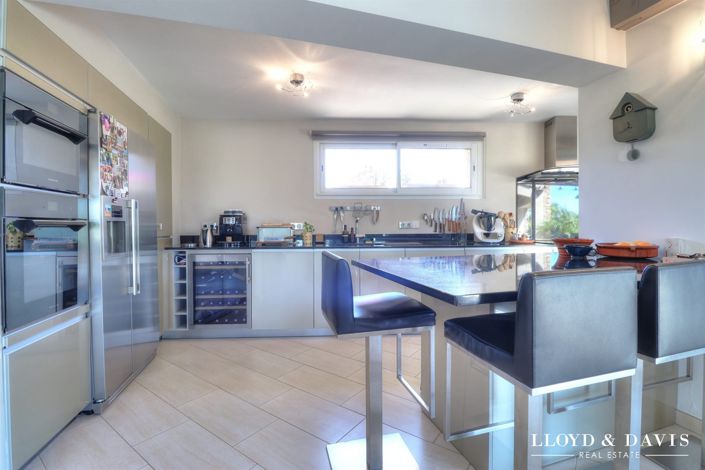 Image No.6-4 Bed Property for sale