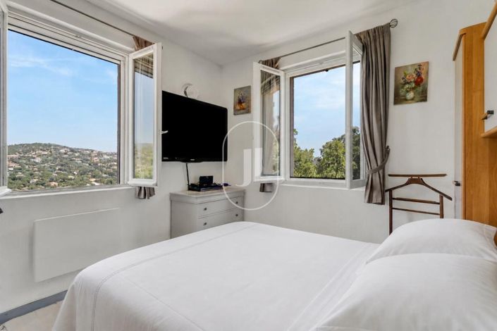 Image No.6-5 Bed House for sale