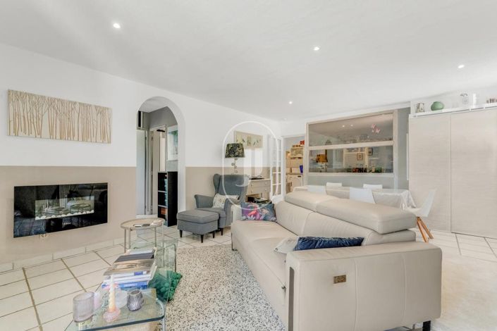 Image No.8-5 Bed House for sale