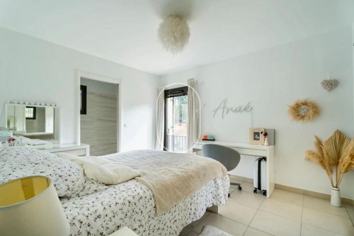 Image No.6-4 Bed House for sale