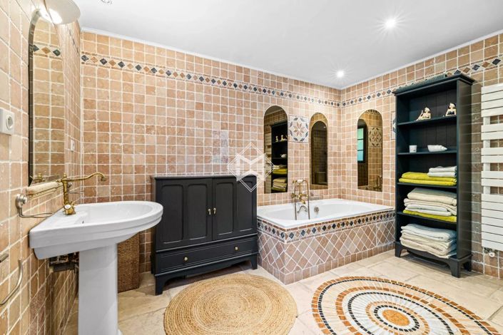 Image No.16-5 Bed House for sale