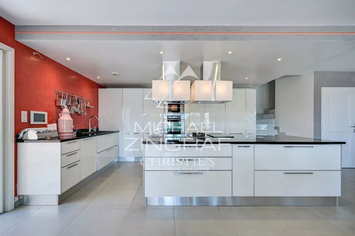 Image No.6-6 Bed House for sale