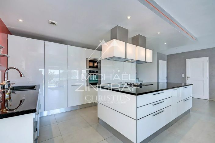 Image No.7-6 Bed House for sale