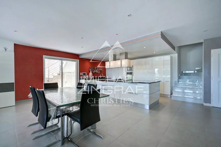 Image No.9-6 Bed House for sale