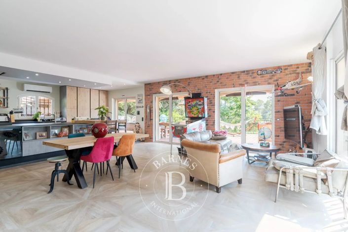 Image No.6-6 Bed House for sale