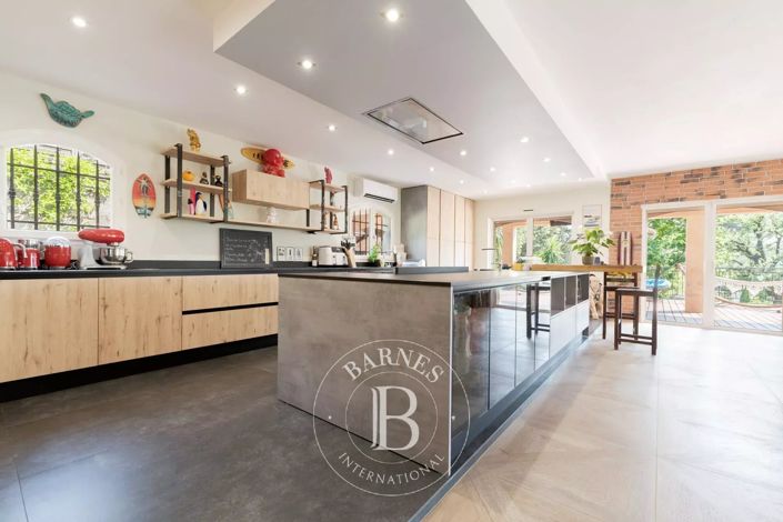 Image No.7-6 Bed House for sale