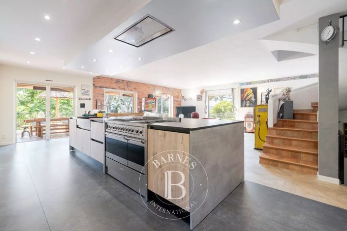 Image No.8-6 Bed House for sale