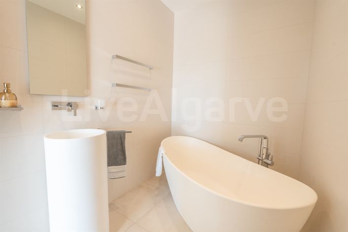 Image No.20-5 Bed House for sale