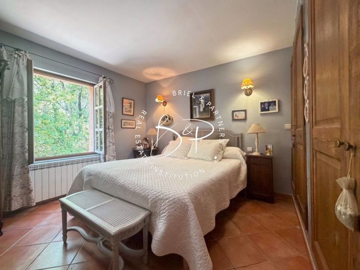 Image No.9-6 Bed House for sale