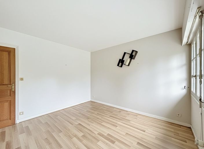 Image No.11-5 Bed House for sale