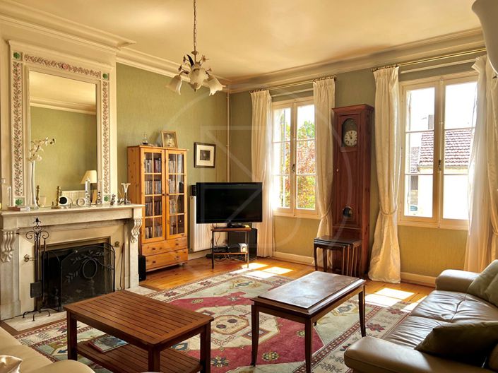 Image No.5-8 Bed House for sale