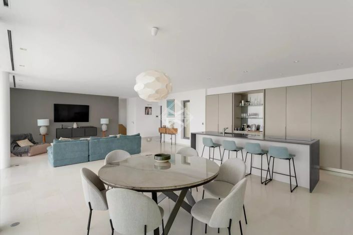 Image No.6-4 Bed House for sale