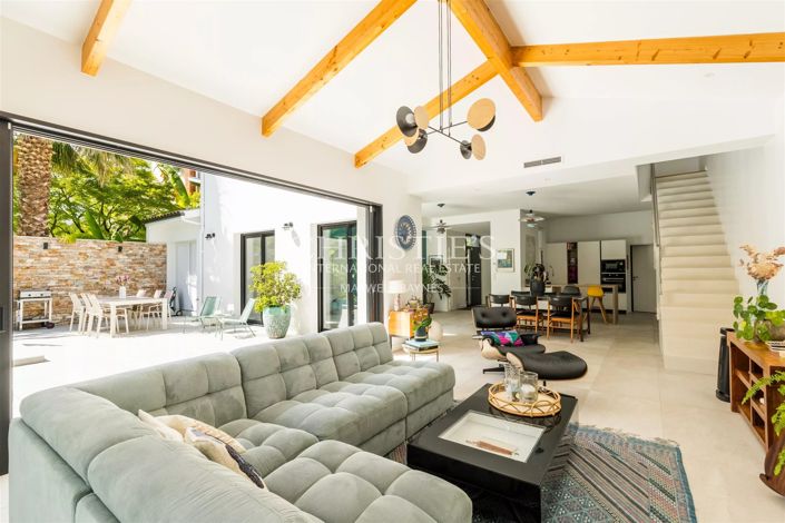Image No.8-5 Bed House for sale
