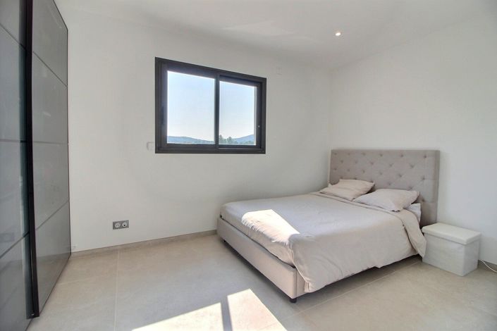 Image No.15-4 Bed House for sale