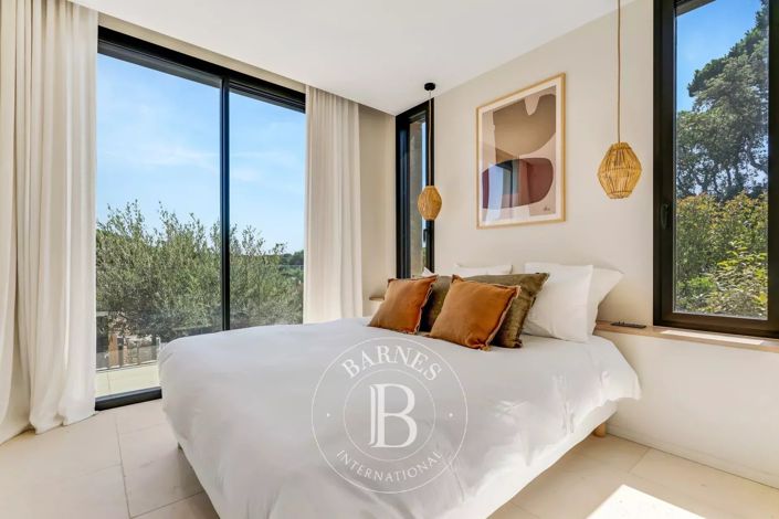 Image No.6-6 Bed House for sale