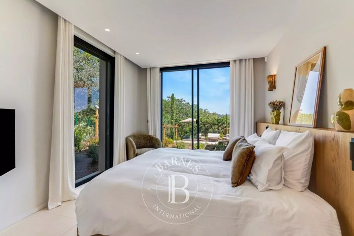 Image No.7-6 Bed House for sale