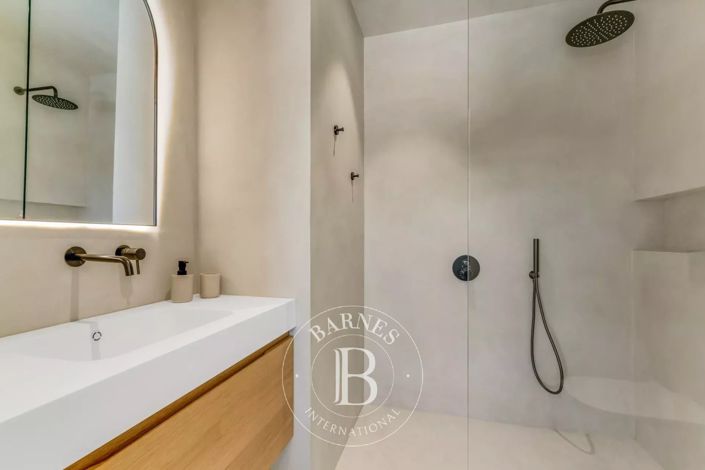Image No.8-6 Bed House for sale