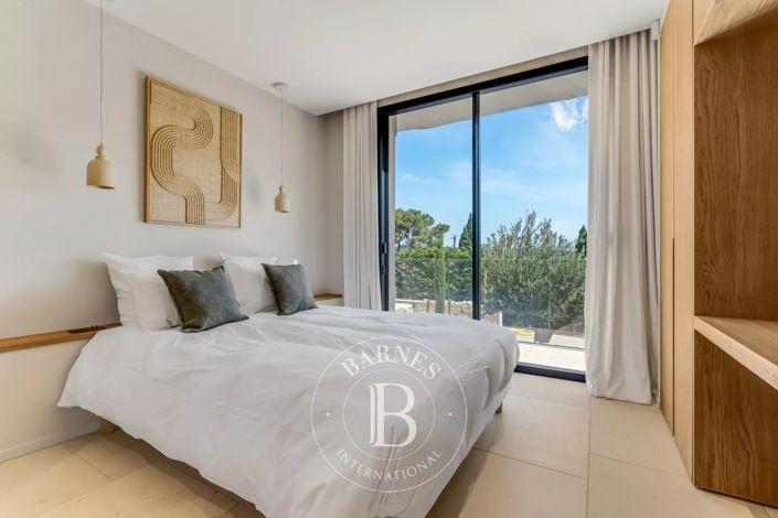 Image No.9-6 Bed House for sale