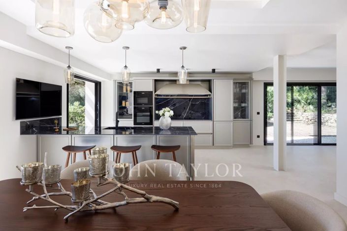 Image No.8-5 Bed House for sale