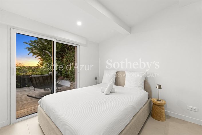 Image No.16-6 Bed House for sale