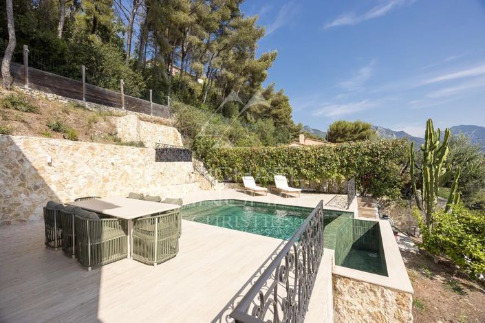 Image No.8-5 Bed House for sale