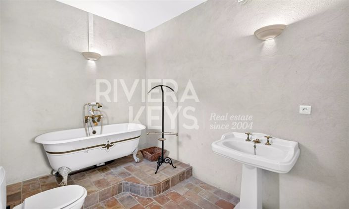 Image No.18-6 Bed House for sale