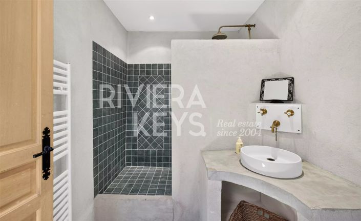 Image No.21-6 Bed House for sale