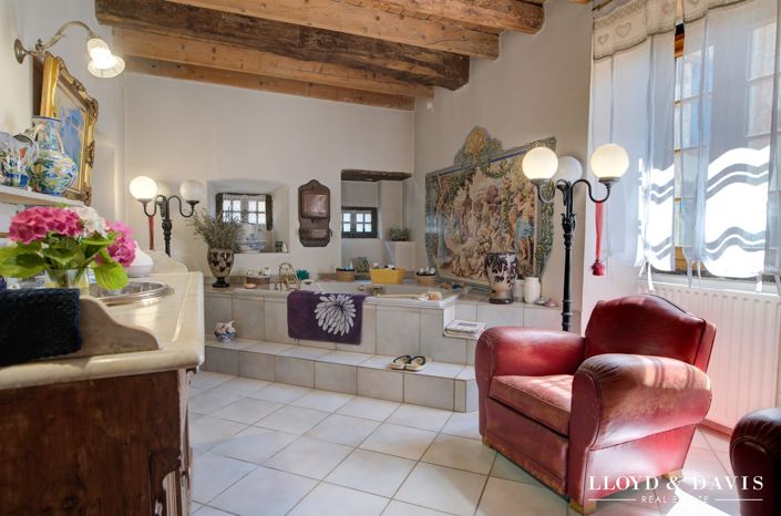 Image No.9-5 Bed House for sale