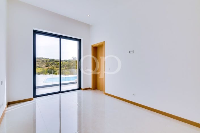 Image No.17-4 Bed House for sale