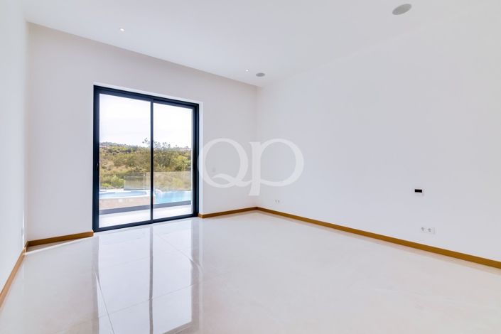 Image No.37-4 Bed House for sale