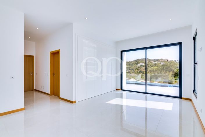 Image No.8-4 Bed House for sale