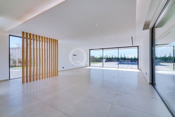 Image No.15-4 Bed House for sale