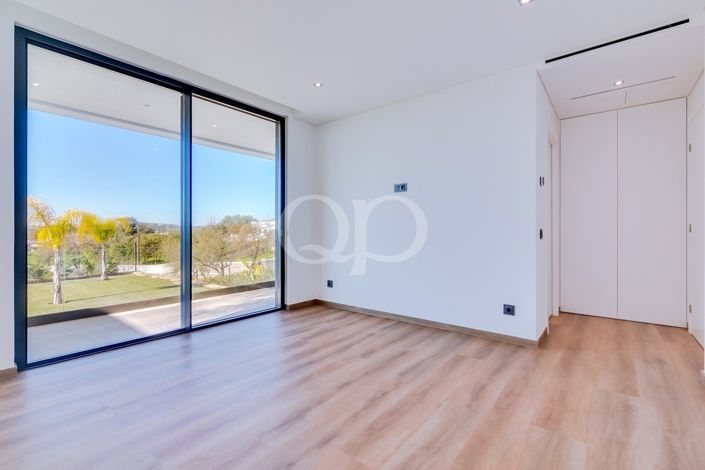 Image No.16-4 Bed House for sale