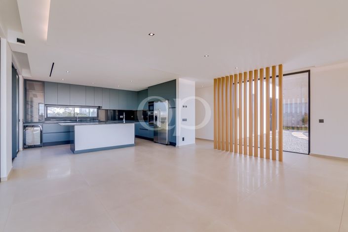 Image No.20-4 Bed House for sale