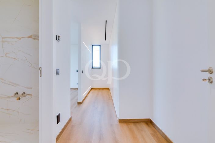 Image No.35-4 Bed House for sale