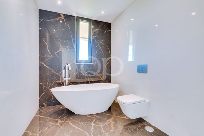 Image No.6-4 Bed House for sale