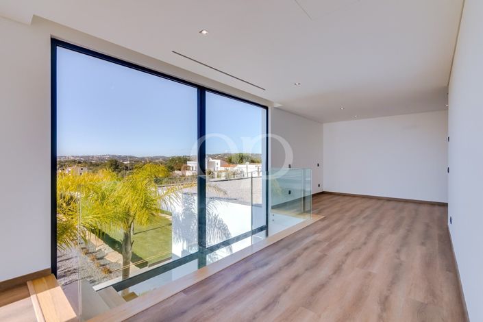 Image No.8-4 Bed House for sale