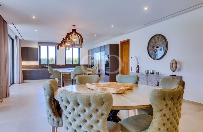 Image No.2-4 Bed House for sale