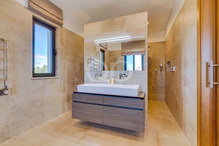 Image No.42-4 Bed House for sale