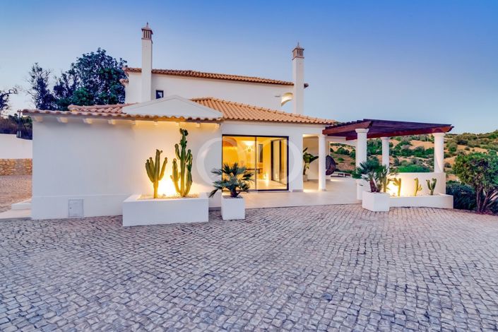 Image No.2-4 Bed House for sale