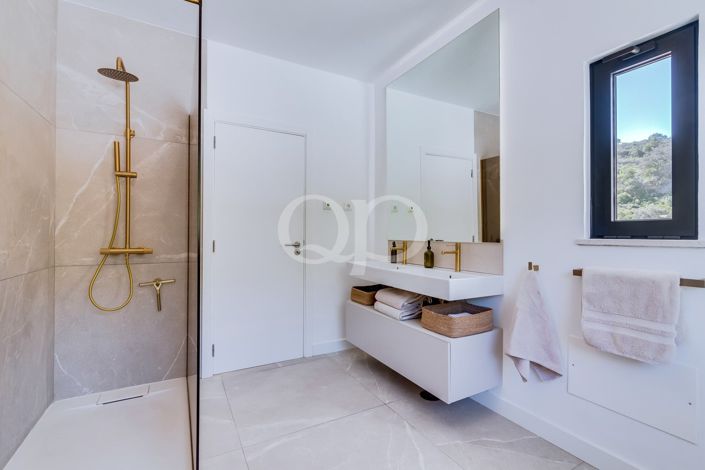 Image No.52-4 Bed House for sale