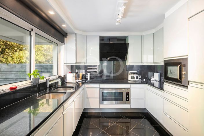 Image No.7-5 Bed House for sale