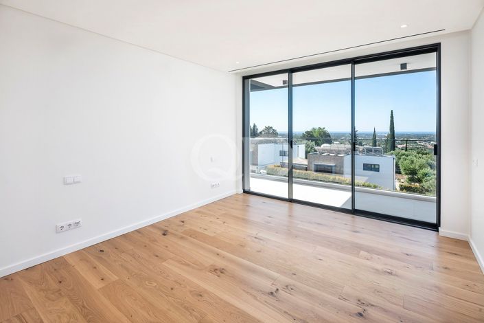 Image No.44-5 Bed House for sale