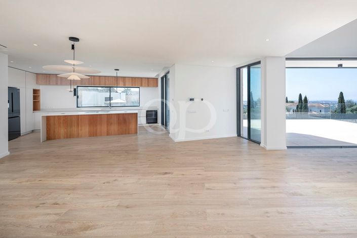 Image No.7-5 Bed House for sale