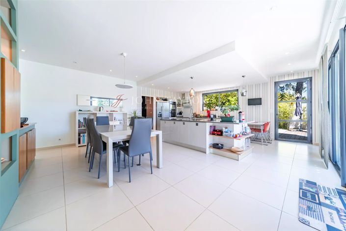 Image No.8-4 Bed House for sale