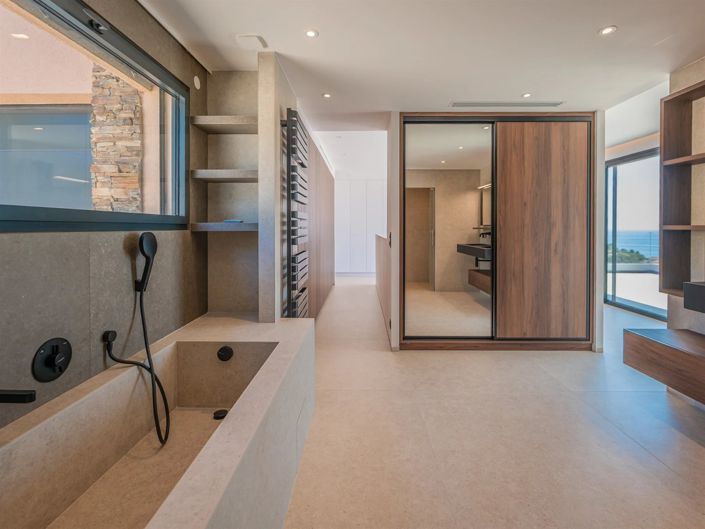 Image No.11-5 Bed House for sale